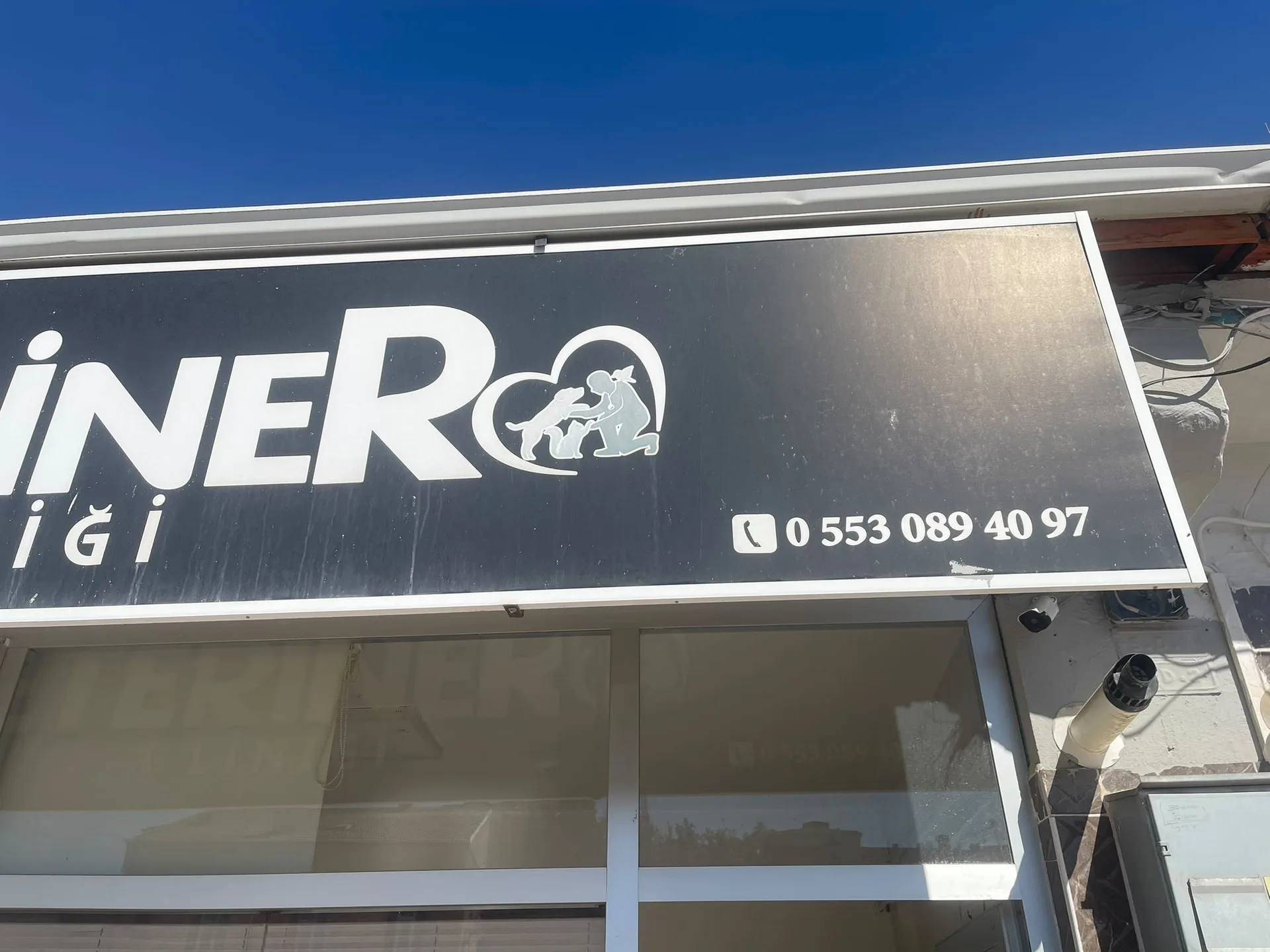 Klinik tabelası ve telefon numarası